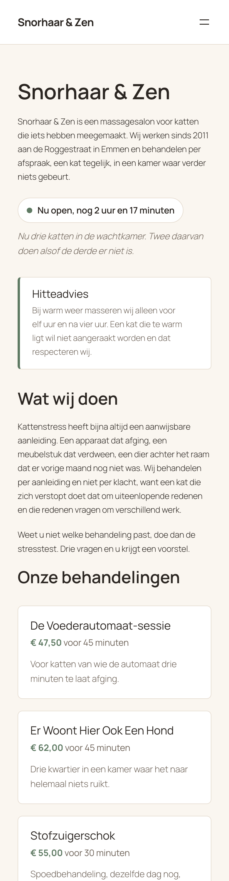De website van de salon op telefoonformaat met het uitklapmenu rechtsboven