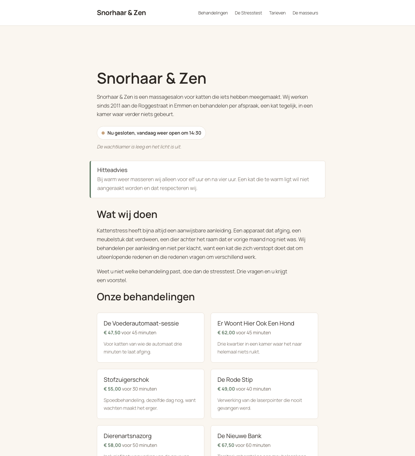 De voorpagina van de massagesalon met openingstijden, hitteadvies en de behandelkaartjes